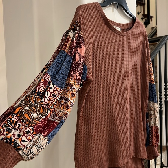 Umgee Long Sleeve patchwork pattern sleeves. Size small - Picture 3 of 5